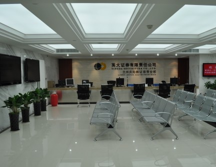 英大證券有限責(zé)任公司成立于1996年，前身蔚深證券有限責(zé)任公司，總部位于深圳市，是一家全國性的綜合證券經(jīng)營機(jī)構(gòu)，公司構(gòu)建了面向全國的綜合性金融理財服務(wù)平臺，目前在全國范圍內(nèi)設(shè)有33家分支機(jī)構(gòu)，并控股英