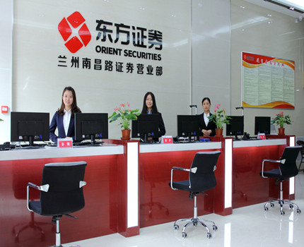 東方證券股份有限公司是一家經(jīng)中國證券監(jiān)督管理委員會批準(zhǔn)設(shè)立的綜合類證券公司，總部設(shè)在上海，現(xiàn)有注冊資本69.94億元，公司于2015年3月23日成功登陸上交所，2016年7月8日H股成功發(fā)行并上市