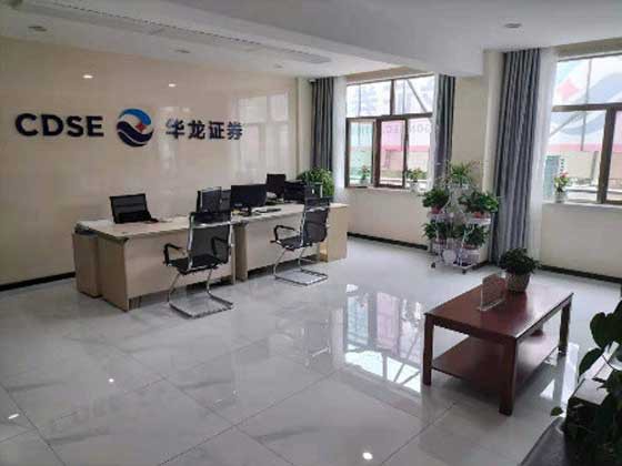 華龍證券景泰營(yíng)業(yè)部是經(jīng)中國(guó)證監(jiān)會(huì)批準(zhǔn)設(shè)立的景泰縣唯一一家證券營(yíng)業(yè)部，位于景泰縣壽鹿街194號(hào)時(shí)代廣場(chǎng)對(duì)面，營(yíng)業(yè)部經(jīng)營(yíng)面積150平方米，環(huán)境優(yōu)雅。營(yíng)業(yè)部經(jīng)營(yíng)范圍：證券經(jīng)紀(jì)；證券投資咨詢；與證券交易、證券