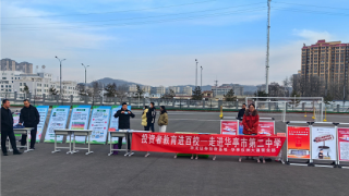 憲法之樹(shù)常青，法治之光照耀校園 ——華龍證券華亭儀洲大道營(yíng)業(yè)部走進(jìn)華亭市第二中學(xué)