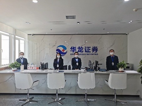 華龍證券股份有限公司蘭州永昌路證券營業(yè)部前身為蘭州市信托投資公司蘭州證券交易廳，是甘肅省首家證券營業(yè)部。目前營業(yè)場地有2800平方米，坐落于蘭州市城關(guān)區(qū)慶陽路450號五層，有16條公交線路在雙城門設(shè)立